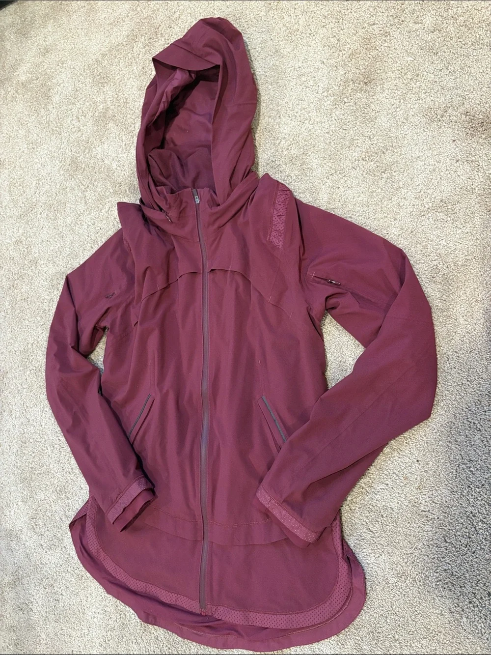 Lululemon Women’s Waterproof Rain Jacket Size 6 Burgundy Cassis Packaway Hood